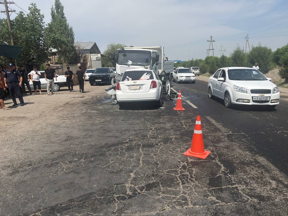 В Фергане девушка за рулем Lacetti выехала на встречную полосу и столкнулась с грузовиком