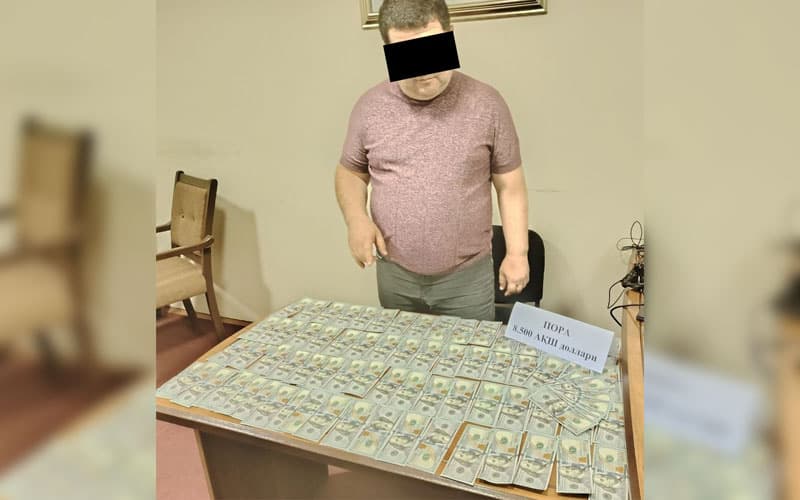 В Намангане при получении взятки задержан чиновник системы образования