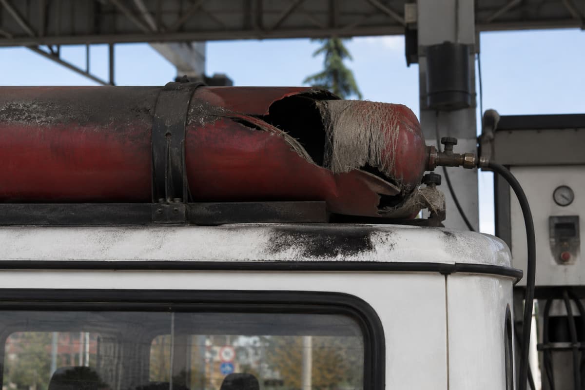 Farg‘onada gaz to‘ldirish vaqtida avtobus tomidagi gaz balloni yorilib ketdi
