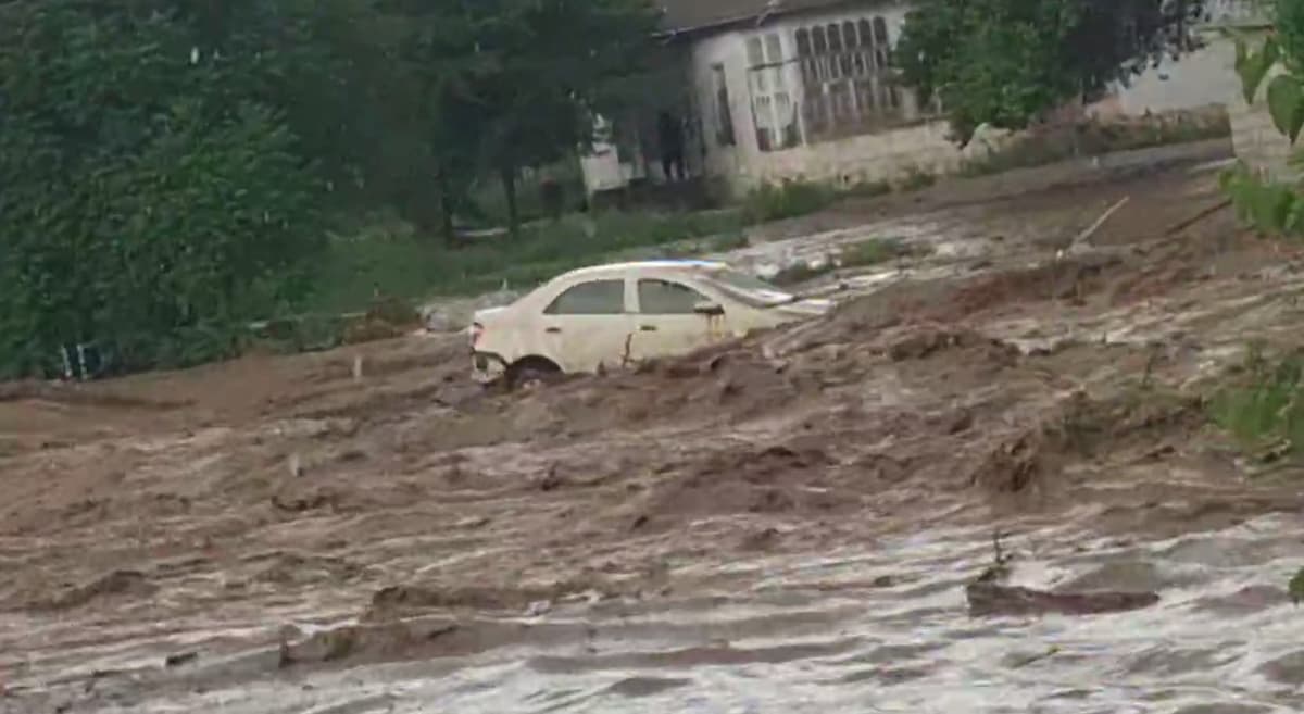В Навоийской области сошёл мощный сель, есть разрушения