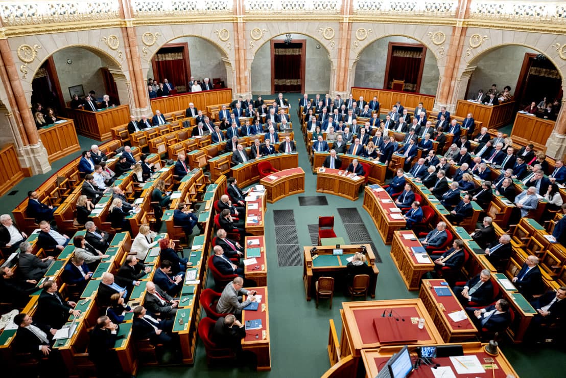 Vengriya parlamenti Xalqaro jinoiy suddan chiqish jarayonini to‘xtatdi