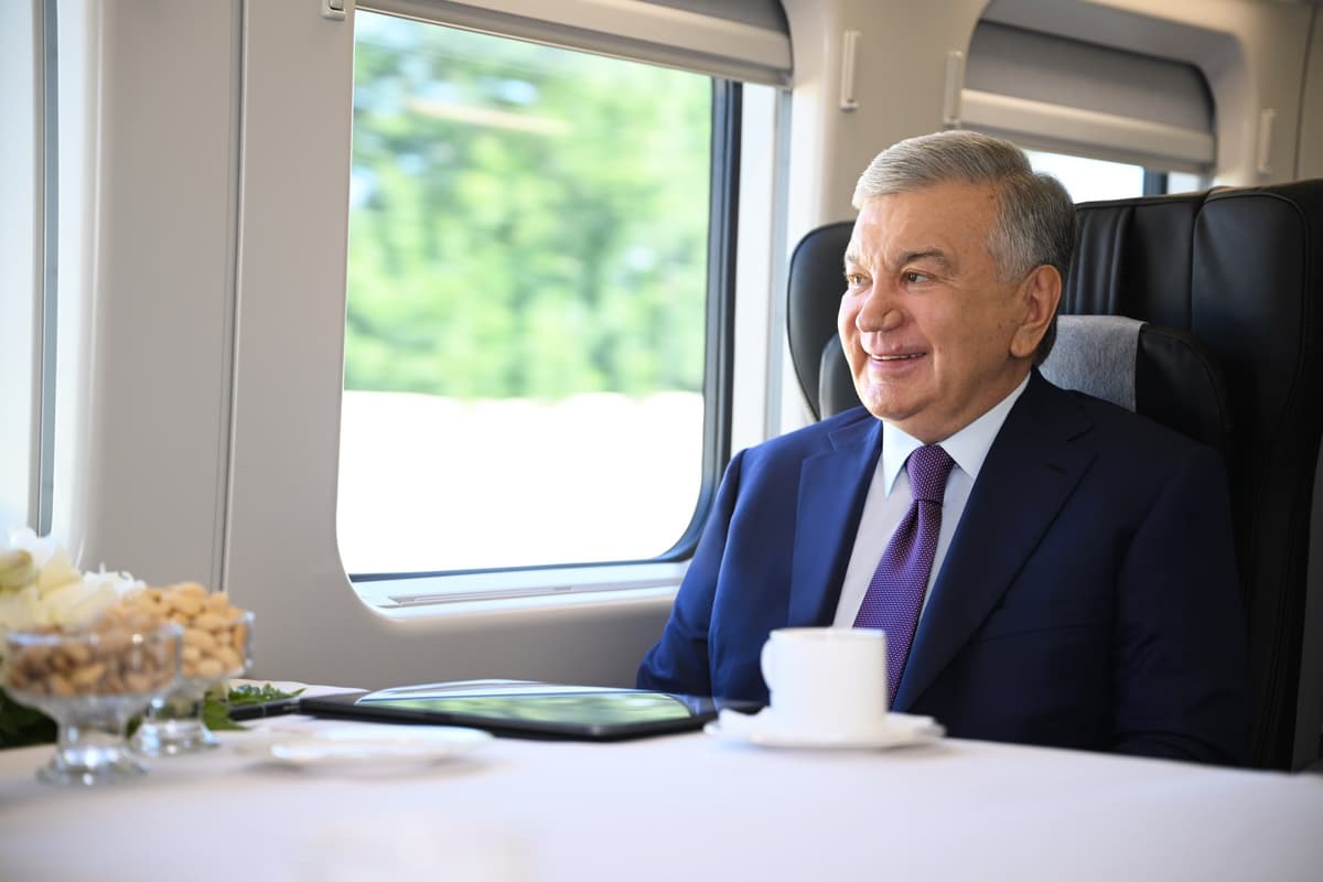 Shavkat Mirziyoyev Bekobodga elektropoyezdda bordi