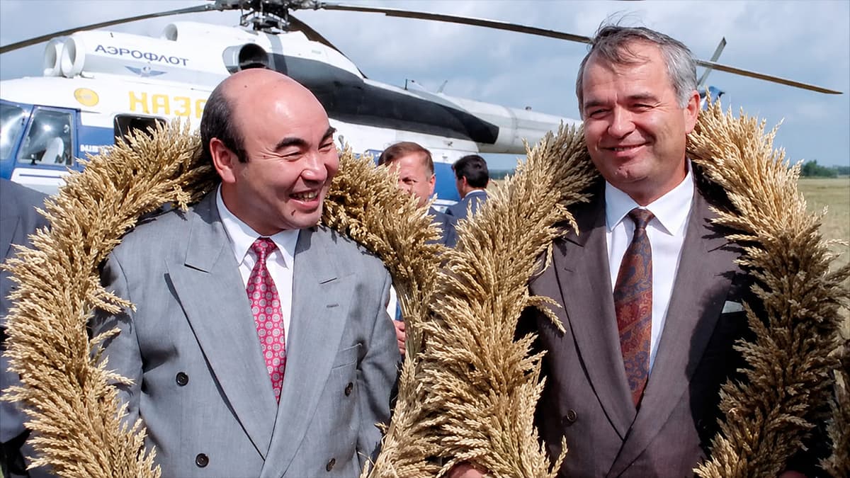 Karimovga haykal o‘rnatgan bo‘lardim, uning yopiq siyosati qirg‘iz va qozoqlarga imkoniyat yaratdi - Asqar Akayev