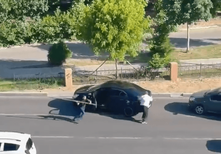 Toshkentda yo‘l talashgan haydovchi ikkinchi haydovchiga tayoq bilan hujum qildi