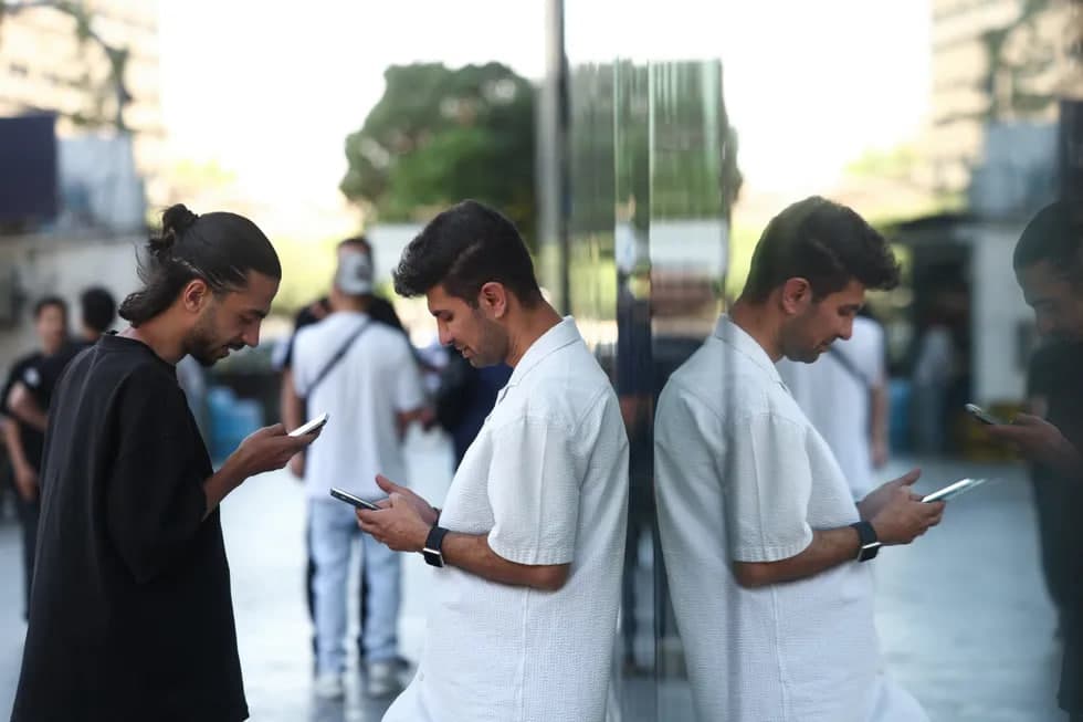 Eronliklar uzoq shatdaundan keyin internetga kirishdi. Buni ular qanday qarshi olishdi?