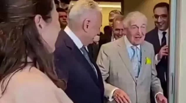 Turk milliarderi latifa aytgani uchun javobgarlikka tortilishi mumkin