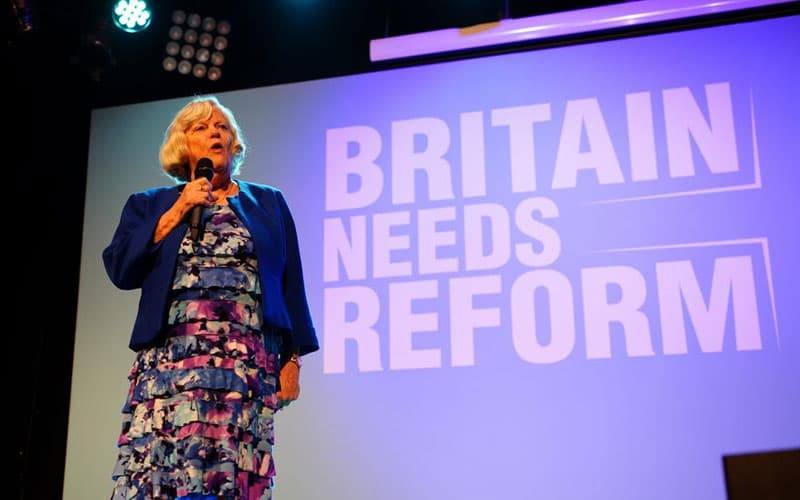 Buyuk Britaniyada taniqli siyosatchi Enn Uiddikomb o‘ldirildi