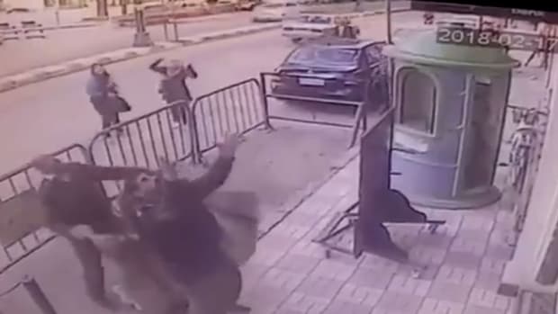 Politsiyachi yuqori qavatdan tushib ketgan bolani ilib oldi (video)