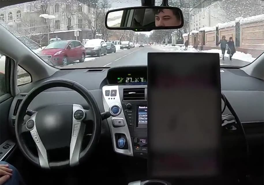 Moskva ko‘chalari bo‘ylab haydovchisiz "Yandeks" avtomobili harakatlanmoqda