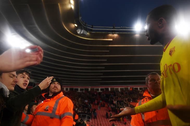 Video: ingliz klubi futbolchilari jamoa muxlislari bilan janjallashdi