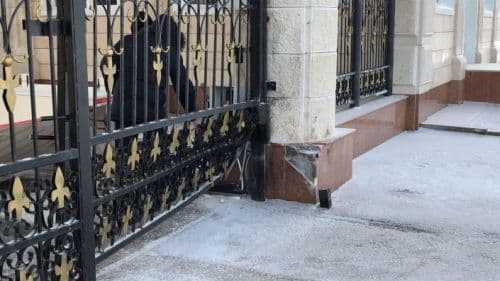 Nazarboyevning qarorgohiga politsiyachi boshqaruvidagi Porsche Cayenne kelib urildi (foto)