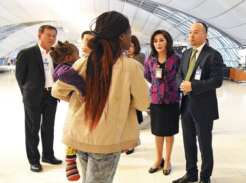 Zimbabvelik oila 3 oydan beri Bangkok aeroportida yashamoqda