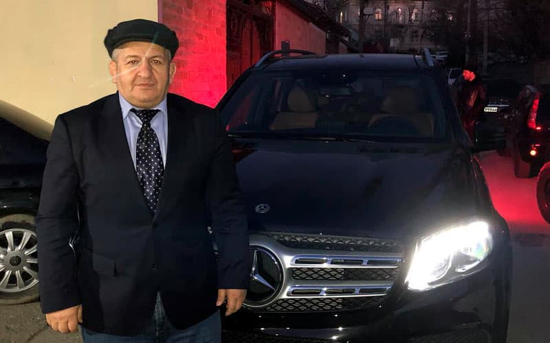 Qodirov Nurmagomedovning otasiga Mercedes sovg‘a qildi