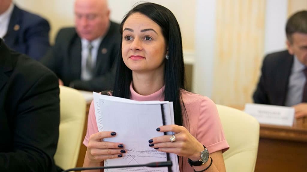 Rossiyada yoshlar siyosatiga mas'ul boshliq o‘smirlarni koyib bergani uchun uzr so‘radi