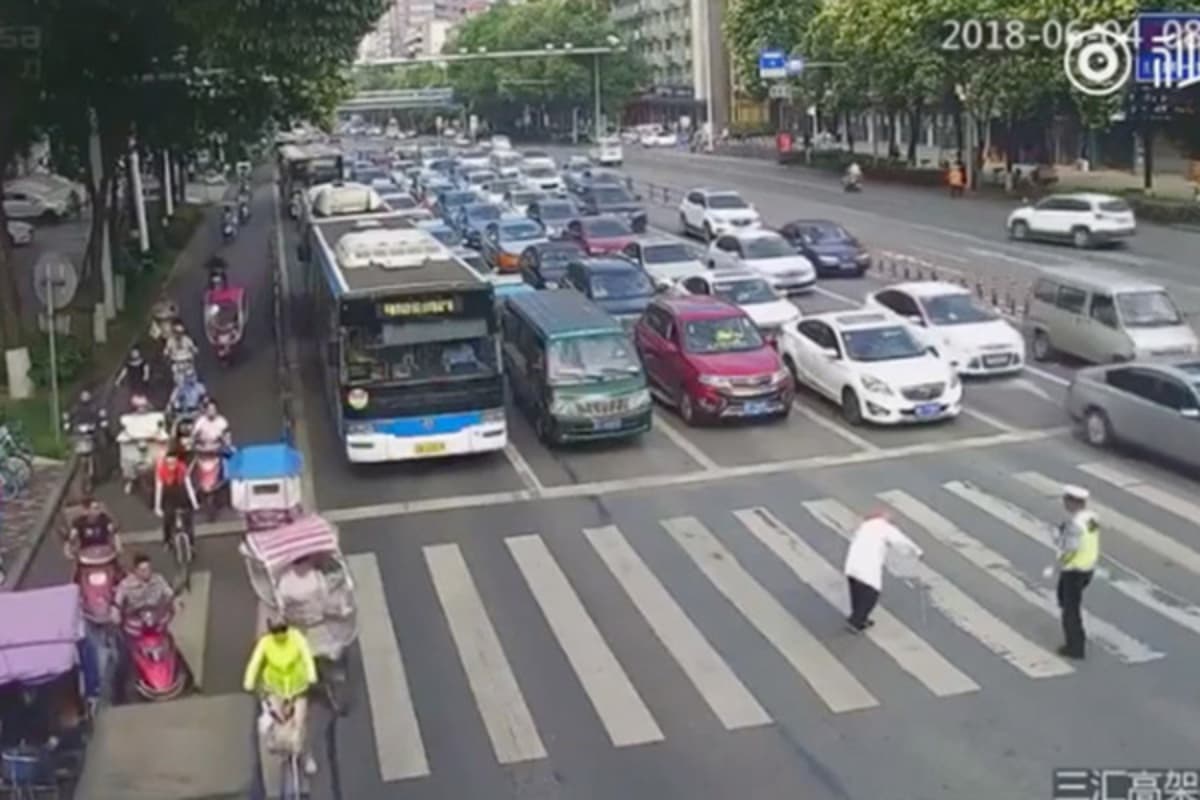 Politsiyachi keksa erkakni yo‘ldan yelkasiga opichib o‘tkazib qo‘ydi (video)