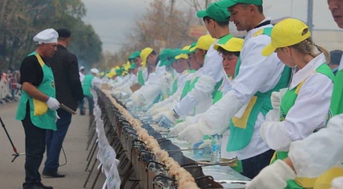 Qozog‘istonda jahondagi eng katta kabobni qanday tayyorlashdi? - video