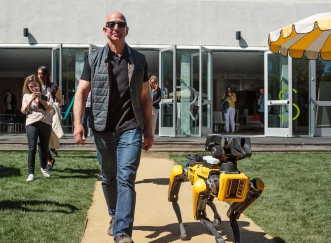 Jyeff Bezos robot-iti bilan sayrga chiqdi