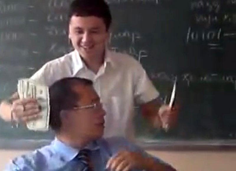 «Bu video 10 yilcha oldin olingan». Vazirlik o‘qituvchiga pul sochgan talabalar videosiga munosabat bildirdi