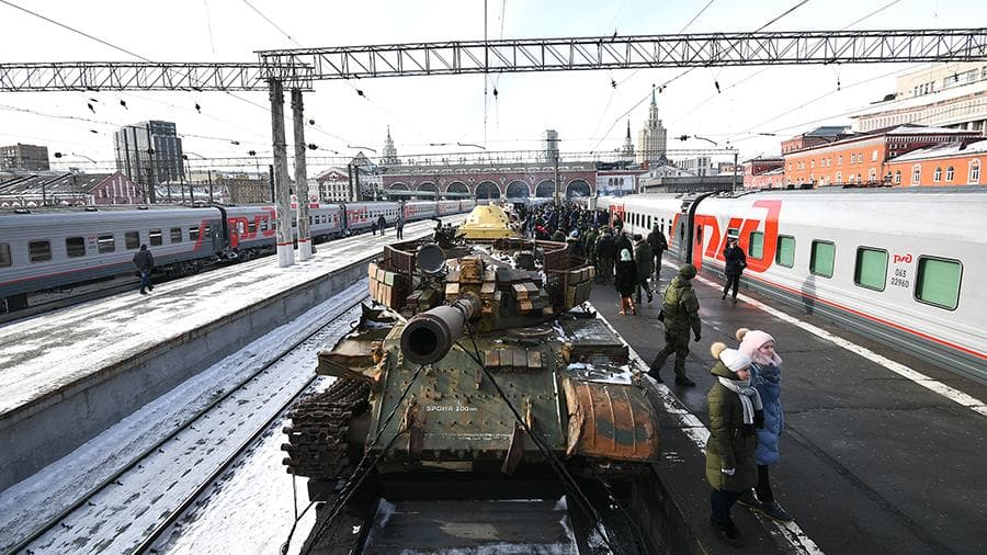Rossiya shaharlari bo‘ylab Suriyada jangarilardan tortib olingan qurol ko‘rgazmasi poyezdi yo‘l oldi