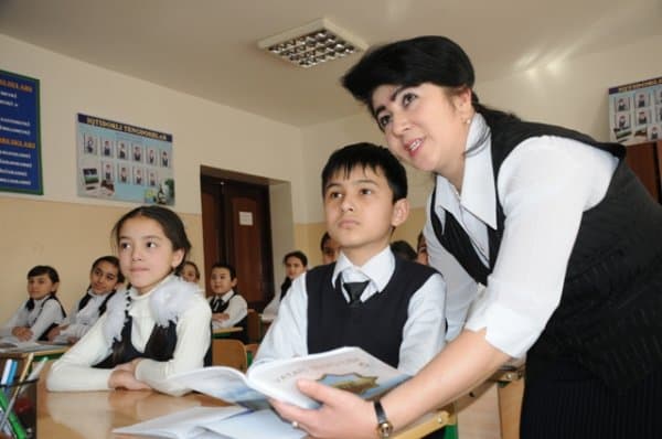 O‘qituvchi maktabda o‘quvchilarga etikani o‘rgatishni taklif qilmoqda
