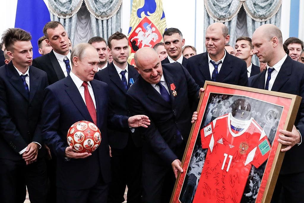 Jahon chempionatida 8-o‘rinni egallagan Rossiya terma jamoasi futbolchilari taqdirlandi
