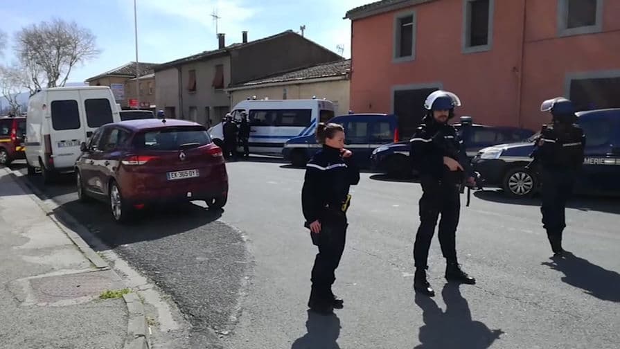 Fransiyadagi teraktda o‘zini garovdagi odamlar bilan almashtirgan politsiyachi vafot etdi