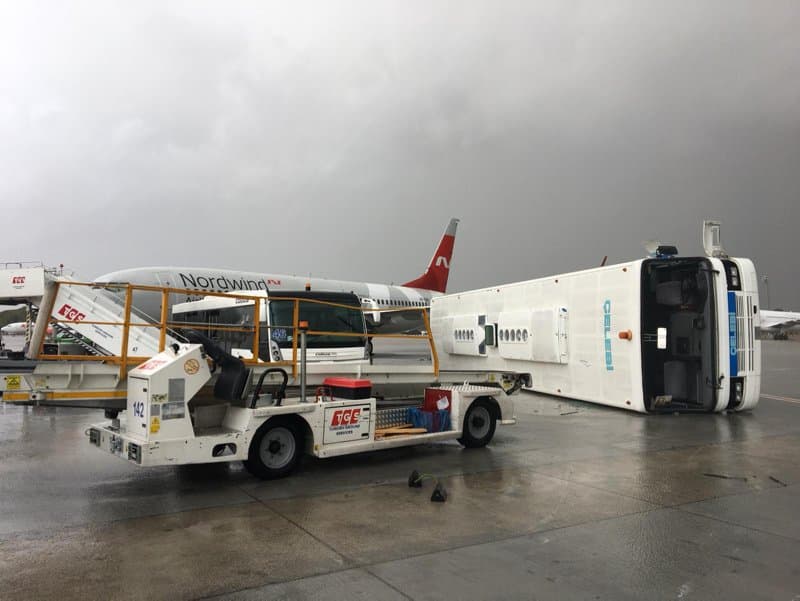 Turkiya aeroportida quyun yo‘lovchilari bo‘lgan avtobusni ag‘darib yubordi