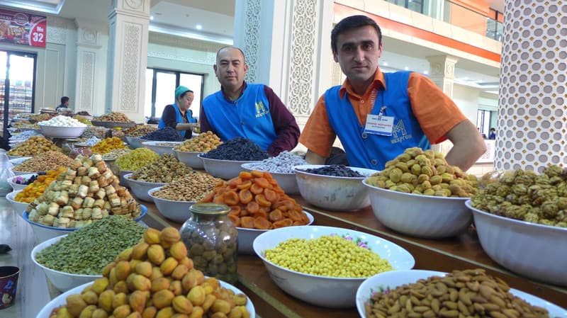 Tojikiston poytaxtida barcha sotuvchilar bir xil libos kiyishi majburiy etib belgilandi