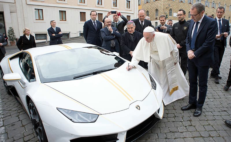 Rim papasining Lamborghini mashinasi 715 ming yevroga sotildi