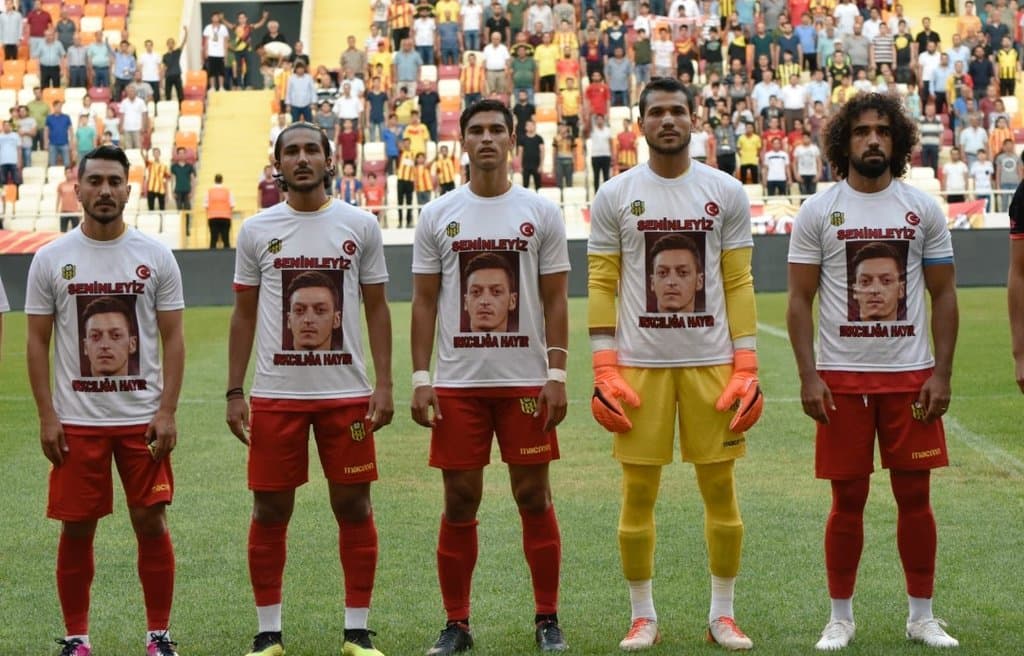 Turkiya klubi O‘zilni qo‘llab-quvvatlovchi liboslarda maydonga tushdi