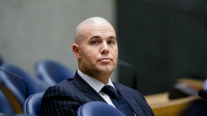 Musulmonlarni keskin tanqid qilgan niderlandiyalik siyosatchi islom dinini qabul qildi
