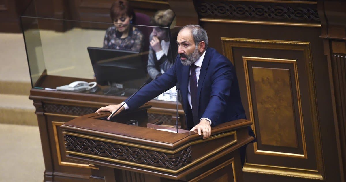 Pashinyan Armanistondagi voqealarni «muhabbat inqilobi» deb atadi