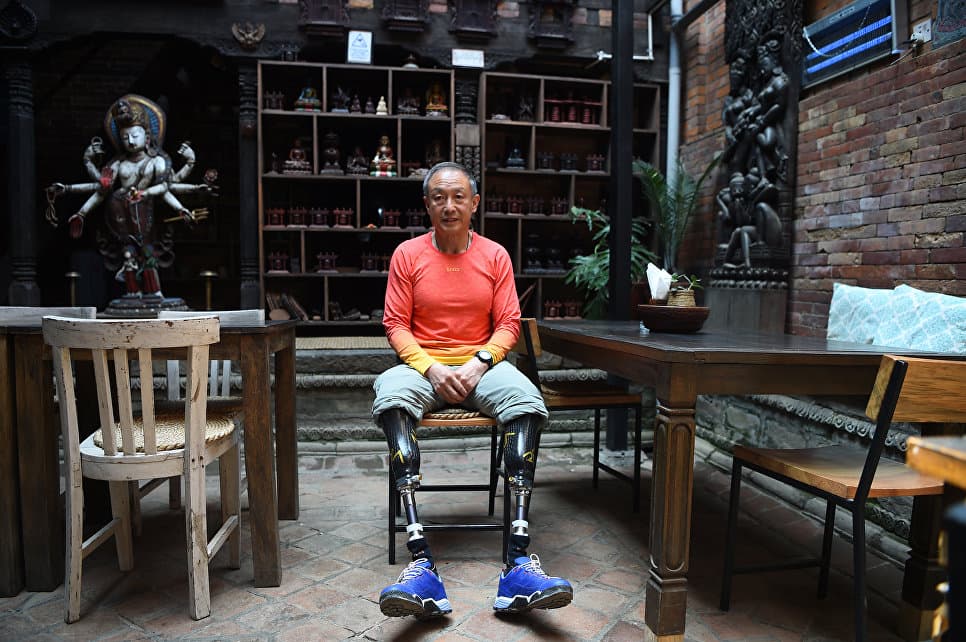 Pensioner Everestni zabt etgan oyog‘i yo‘q birinchi alpinistga aylandi