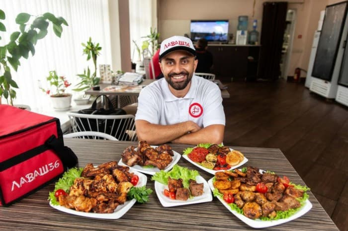 Repetitorlikdan biznesmenlikka: u kabob yetkazish xizmatini ishga tushirdi