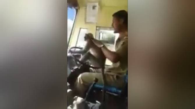 Hindistonda haydovchi maymun bilan bog‘liq hazili uchun ishdan haydaldi