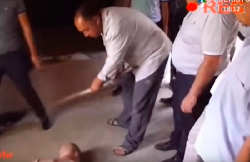 Mahalla raisi uxlab yotgan odamni o‘ldirib, murdasini daryoga oqizib yubordi (video)
