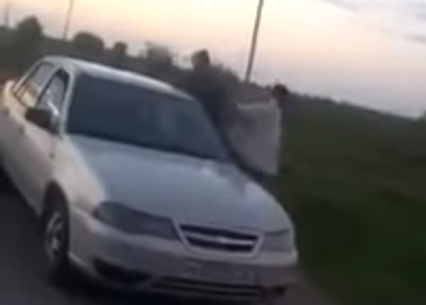 Haydovchi YPX xodimi va ajratishga uringan rafiqasini do‘pposladi (video)