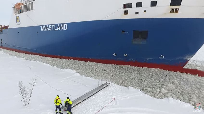 Finlyandiyalik dengizchilar kemaga tushishning antiqa usulini namoyish qilishdi (video)