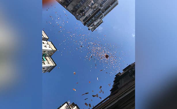 Hongkongda millioner faqirlar ustidan pullar sochdi (video)