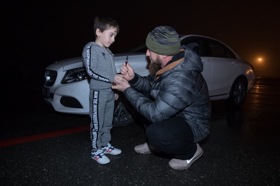 Qodirov chechenistonlik 5 yoshli bolaga Mercedes sovg‘a qildi