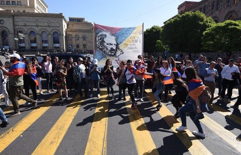 Pashinyan Armanistondagi yo‘llarni ochishga chaqirdi