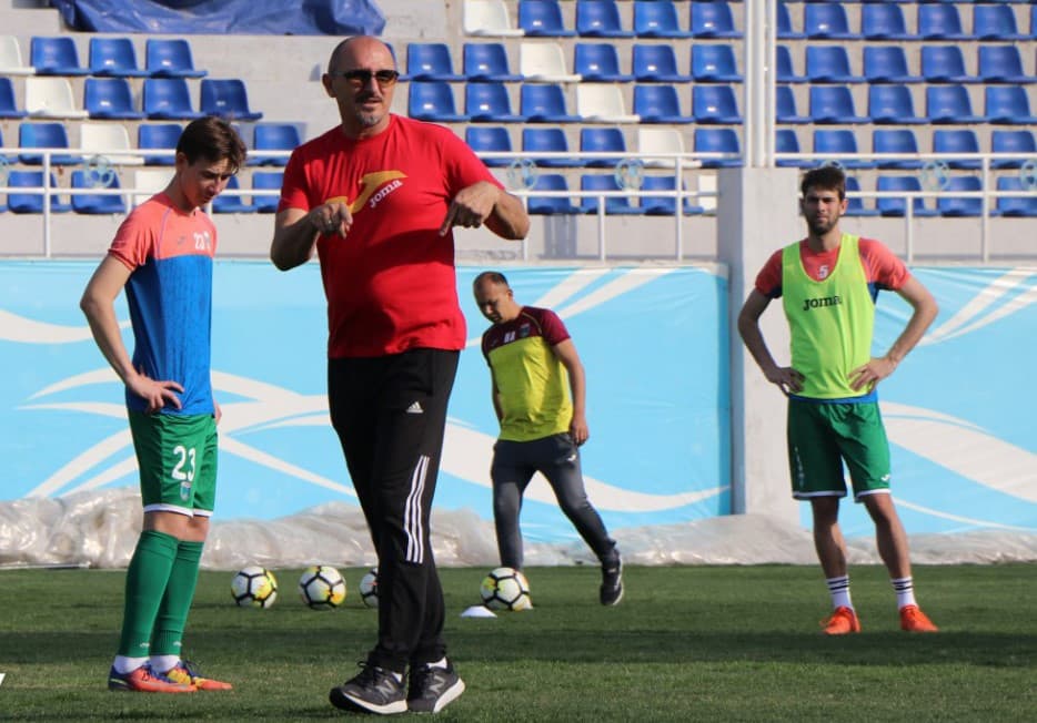 PFL aytilgan kiyimni kiymagan «Lokomotiv» murabbiylarini ogohlantirdi. Kostyum-shim kiyish majburiy
