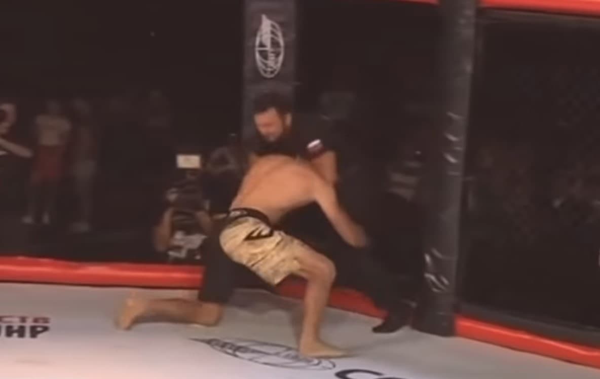 Hakam nokautdan so‘ng o‘ziga hujum qilgan MMA jangchisini «bo‘g‘ib oldi»