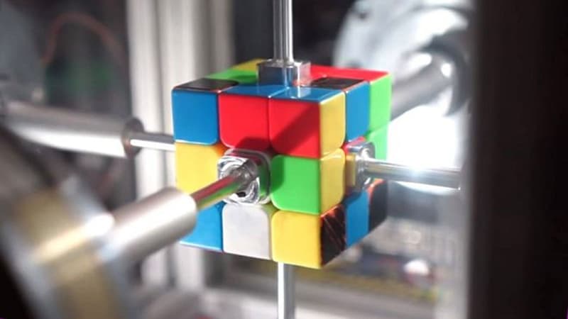 Ular endi bizdan aqlliroq: robot Rubik kubigini 0,38 soniyada yig‘a oldi (video)