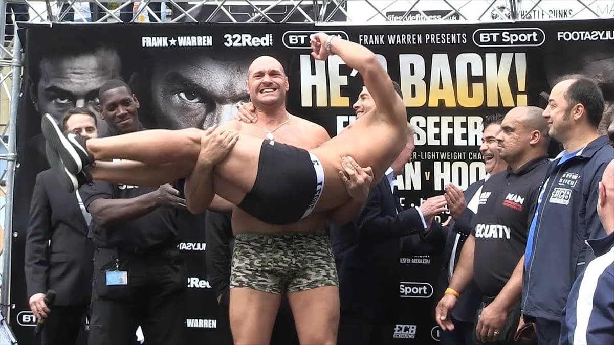 Bokschi Fyuri o‘zidan 30 kg yengilroq raqibini qo‘llarida dast ko‘tarib oldi (video)