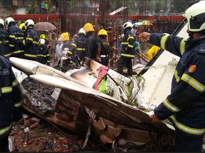 Mumbayda Hindiston hukumatiga qarashli samolyot uy ustiga quladi