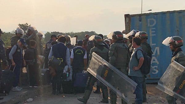 Kolumbiyalik diplomatlar Venesuelani piyoda tark etdilar