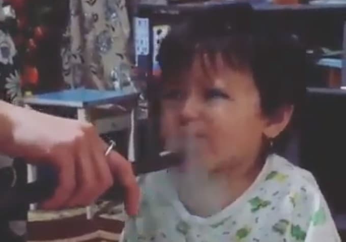 Bola chilim chekishga majburlangan video tarqaldi