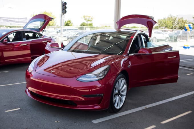 Mask ikkita dvigatelli Tesla Model 3 ustida ish olib borilayotganini ma'lum qildi