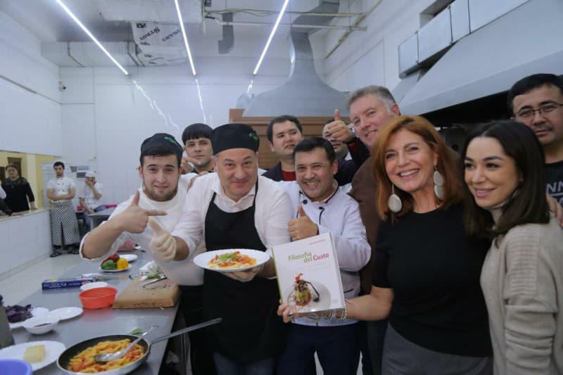 Italiyalik mashhur oshpaz Rayhon milliy taomlar tarmog‘iga tashrif buyurdi